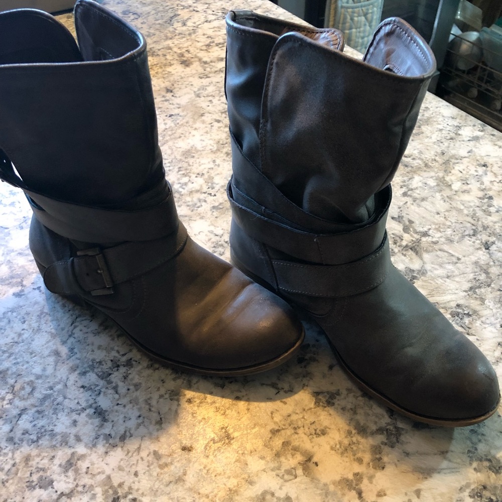 Loose ankle boot grey w buckles slip on
